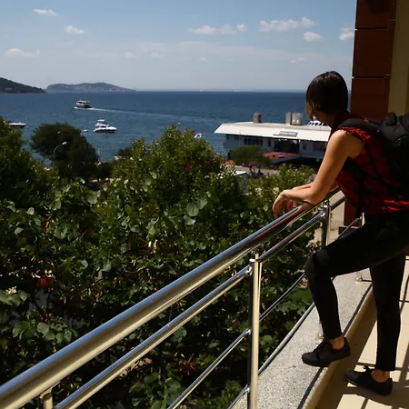 מלון Buyukada Comfort 3*